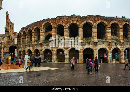 Città di Verona. Verona anfiteatro, completata nel 30AD, la terza più grande al mondo. Arena di Verona, Italia Foto Stock