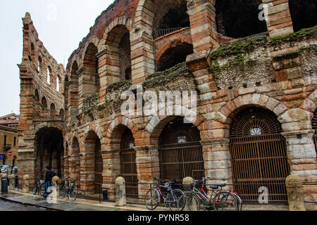 Città di Verona. Verona anfiteatro, completata nel 30AD, la terza più grande al mondo. Arena di Verona, Italia Foto Stock