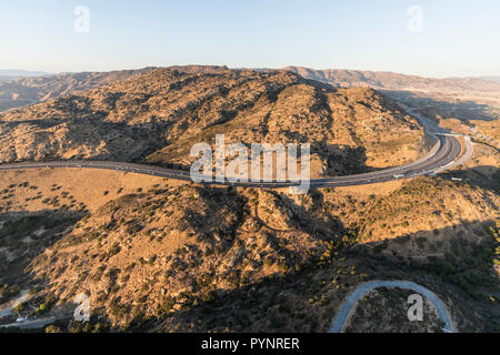 Vista aerea del percorso 118 freeway e picco roccioso Park tra Simi Valley e la Valle di San Fernando in Los Angeles, California. Foto Stock