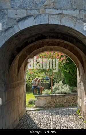 I turisti che visitano la Cathédrale Sainte-Marie / Cathédrale Notre-dame de Saint-Bertrand-de-Comminges cattedrale, Haute-Garonne, Pirenei, Francia Foto Stock