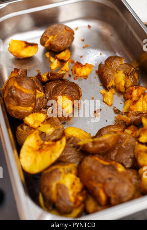 Tutta la patate al forno con la buccia Foto Stock