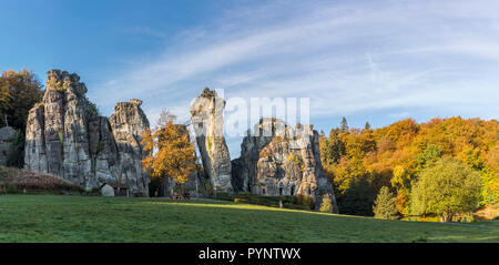 Externsteine rock formazione, chiamato anche il tedesco Stonehenge, in autunno Foto Stock