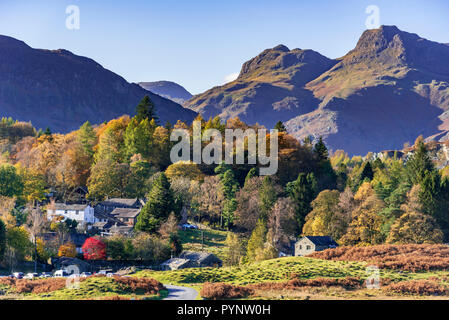 The Langdale Pikes nella valle Langsale, nel distretto del lago. Il nord ovest dell'Inghilterra. Colori dell'autunno Foto Stock