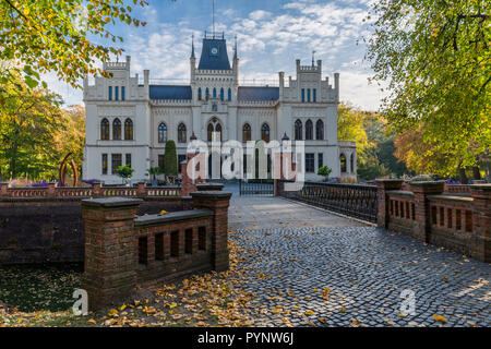 Il castello di Evenburg in Leer costruito in stile neo-gotico Foto Stock