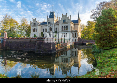 Il castello di Evenburg in Leer costruito in stile neo-gotico Foto Stock