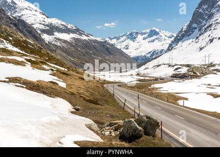 2284 Alta Julierpass il collegamento di San Moritz con il resto del cantone Grigioni in Svizzera Foto Stock