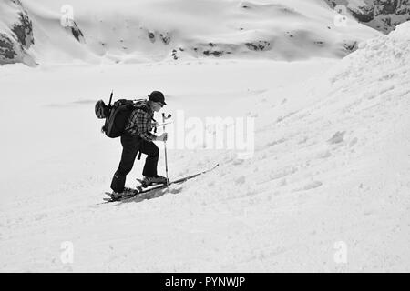 DIAVOLEZZA, Svizzera - Maggio 2016 - sci alpinistica advacing verso Diavolezza montagna in Svizzera. Tuttavia è già maggio, vi è ancora lo Foto Stock