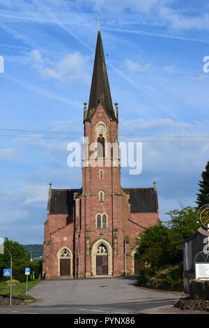 La Chiesa cattolica di San Andreas costruito dal 1898/1901, in vista Reimsbach dalla facciata, cielo azzurro e soleggiato, Ansicht von vorne. Foto Stock