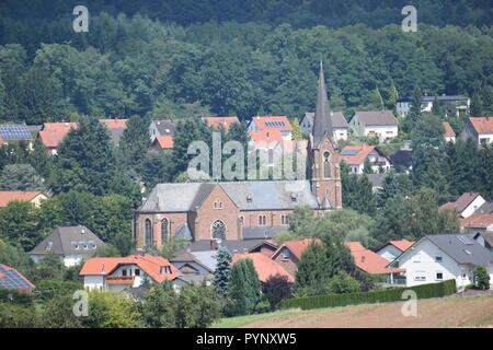 La Chiesa cattolica di San Andreas costruito dal 1898/1901, in Reimsbach vista da sud-ovest, il cielo azzurro e soleggiato, gesehen von Südwesten Foto Stock