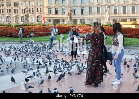 Pigeon frenesia a Place de Catalunya, Barcelona, Spagna. Ottobre 2018. Foto Stock