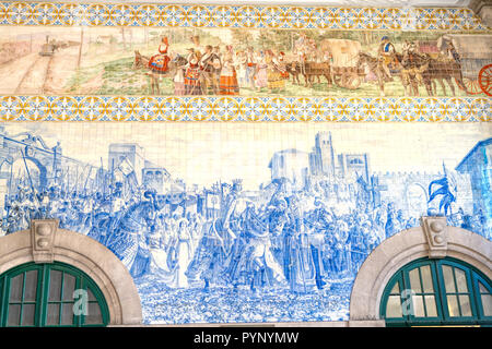 PORTO, Portogallo - alla stazione ferroviaria di Sao Bento è uno dei più belli del mondo le stazioni del treno. La stazione decorate con il portoghese Foto Stock