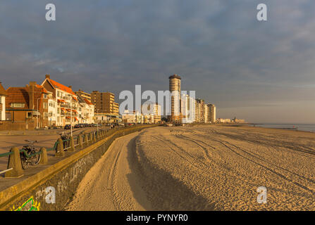 Vlissingen lungomare, la spiaggia e il litorale di grattacieli su sunset Foto Stock