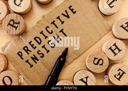 Scrittura di testo predittivo di scrittura Insight. Concetto significato proattiva dei guasti del sistema di gestione di un rilevamento precoce. Foto Stock