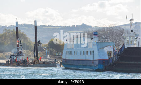 Banchi di sabbia a lato dell'ingresso al porto di Poole, Dorset, Regno Unito. 29 ottobre, 2018. Regno Unito News Bournemouth e catena di Swanage Ferry essendo tenuto fuori la sua catene e trainato per Falmouth per riattaccare. Suzanne credito McGowan / Alamy Live News Foto Stock