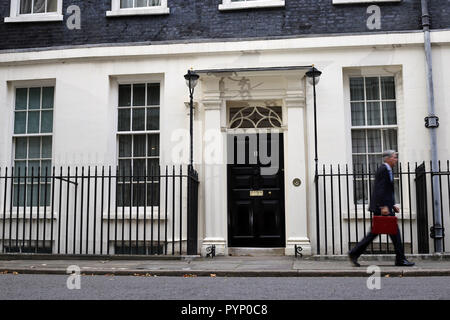 Londra, Regno Unito./ 29 Ottobre, 2018. Philip Hammond, Cancelliere dello Scacchiere, trattiene il bilancio in rosso nella casella Numero esterno 11 Downing Street prima di consegnare il suo discorso budget in House of Commons il giorno di bilancio, Downing Street, Londra, Gran Bretagna, 29 ottobre 2018. **Si prega di notare che questa immagine è il movimento in essa per effetto** Credito: Paolo Marriott/Alamy Live News Foto Stock