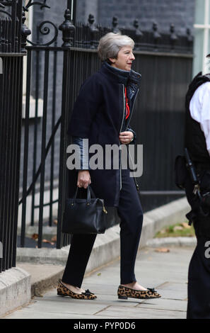 Londra, Regno Unito./ 29 Ottobre, 2018. Theresa Maggio, Primo Ministro lascia il numero 10 sul suo modo di partecipare al discorso budget in House of Commons il giorno di bilancio, Downing Street, Londra, Gran Bretagna, 29 ottobre 2018. Credito: Paolo Marriott/Alamy Live News Foto Stock