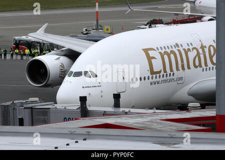 Amburgo, Germania. 29 ott 2018. Un Emirates Airbus A380 parcheggiato a Helmut Schmidt Aeroporto dopo lo sbarco. La compagnia aerea ha iniziato voli di linea ad Amburgo con l'aeromobile Airbus A380. Credito: Bodo segna/dpa/Alamy Live News Foto Stock