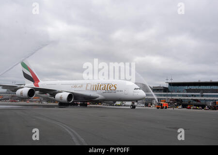 Amburgo, Germania. 29 ott 2018. Un Emirates Airbus A380 che vengono accolti a Helmut Schmidt Aeroporto con fontane di acqua da due motori fire. La compagnia aerea ha iniziato voli di linea ad Amburgo con l'aeromobile Airbus A380. Credito: Daniel Reinhardt/dpa/Alamy Live News Foto Stock