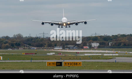 Amburgo, Germania. 29 ott 2018. Un Emirates Airbus A380-800 atterraggio all'Aeroporto di Amburgo. La compagnia aerea ha iniziato voli di linea ad Amburgo con l'aeromobile Airbus A380. Credito: Daniel Reinhardt/dpa/Alamy Live News Foto Stock