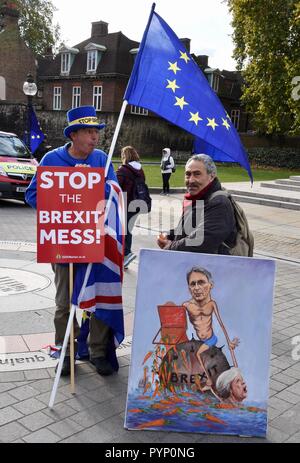 Londra, Regno Unito. 29 ottobre, 2018. Anti Brexit protester Steve Bray uniti Chansonnier Kaya Mar di posare con il suo ritratto del Cancelliere dello Scacchiere Philip Hamond.Bilancio giorno di protesta contro Brexit,Case del Parlamento,Westminster,London.UK Credit: Michael melia/Alamy Live News Foto Stock