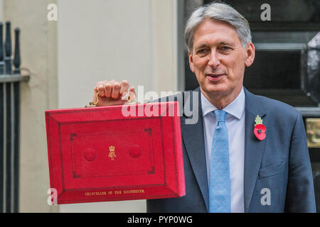 Londra, Regno Unito. 29 ottobre, 2018. Il cancelliere dello scacchiere Philip Hammond si diparte No.11 Downing Street con HMT ministri di presentare il suo bilancio al Parlamento Credit: Guy Bell/Alamy Live News Foto Stock