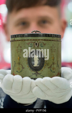 Londra, Regno Unito. Il 29 ottobre 2018. Il concessionario presenta 'una Henry Clay policromo tè ovale caddy nel modo di Robert Adam', circa 1785, al Winter Arts & Antiques Fair a Olympia. 70 dei migliori del Regno Unito sono i concessionari che vendono di tutto, dai diamanti per tavoli da pranzo e da orologi di ceramica. La mostra durerà fino al 4 novembre 2018. Credito: Stephen Chung / Alamy Live News Foto Stock