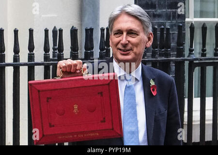 Londra 29 ottobre 2018. Il cancelliere Philip Hammond lascia n. 11 di Downing Street per le Case del Parlamento dove egli consegnerà il bilancio, Credito: Claire Doherty/Alamy Live News Foto Stock