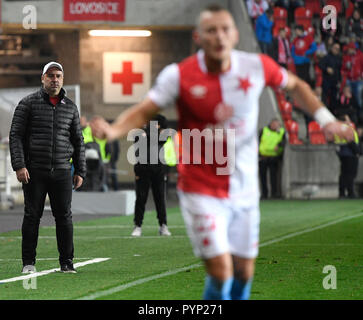 Praga, Repubblica Ceca. 29 ott 2018. Utkani 13. kola prvni fotbalove ligy: Slavia Praha - Dukla Praha, 29. rijna 2018 v Praze. Trener Slavie Jindrich Trpisovsky (vlevo). Foto Stock
