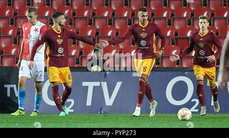 Praga, Repubblica Ceca. 29 ott 2018. Utkani 13. kola prvni fotbalove ligy: Slavia Praha - Dukla Praha, 29. rijna 2018 v Praze. Hraci Dukly se raduji golu z. Foto Stock