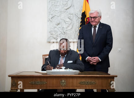 Berlino, Germania. 29 ott 2018. Alpha Condé (L), Presidente della Repubblica di Guinea, firma il libro degli ospiti in presenza del Presidente tedesco Frank-Walter Steinmeier prima di una cena in occasione del 'compatto con l'Africa" conferenza presso il Palazzo Bellevue. Credito: Bernd von Jutrczenka/dpa/Alamy Live News Foto Stock