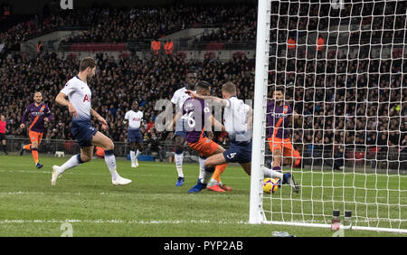Wembley, Londra, Regno Unito. 29 ottobre, 2018. Riyad Mahrez dell'uomo i punteggi della città un obiettivo durante il match di Premier League tra Tottenham Hotspur e Manchester City allo Stadio di Wembley a Londra, Inghilterra il 29 ottobre 2018. Foto di Andy Rowland. . (La fotografia può essere utilizzata solo per il giornale e/o rivista scopi editoriali. www.football-dataco.com) Credito: Andrew Rowland/Alamy Live News Foto Stock
