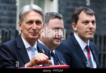 Londra, Regno Unito. 29 ottobre, 2018. Philip Hammond visualizza il bilancio in rosso nella valigetta in in attesa di media sul bilancio esterno giorno 11 Downing Street, London, England Regno Unito il 29 ottobre 2018. Il cancelliere è atteso a 'allentare' della nazione le stringhe di borsa dopo il primo ministro ha dichiarato che dopo otto anni di austerità si avvicinava alla fine. Credito: Tejas Sandhu/Alamy Live News Foto Stock