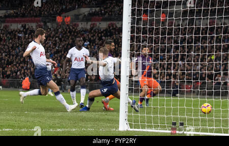 Wembley, Londra, Regno Unito. 29 ottobre, 2018. Riyad Mahrez dell'uomo i punteggi della città un obiettivo durante il match di Premier League tra Tottenham Hotspur e Manchester City allo Stadio di Wembley a Londra, Inghilterra il 29 ottobre 2018. Foto di Andy Rowland. . (La fotografia può essere utilizzata solo per il giornale e/o rivista scopi editoriali. www.football-dataco.com) Credito: Andrew Rowland/Alamy Live News Foto Stock