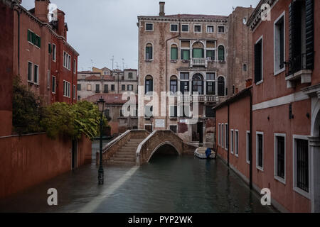 Venezia, Italia. 29 ottobre, 2018. Strade in Acqua alta eccezionale durante l'Acqua Alta - Alta Marea inondazioni in Venezia, Italia il 29 ottobre 2018. Il 70% della città lagunare è stata inondata dalle acque rising 149 centimetri sopra il livello del mare. Credito: Piero Cruciatti/Alamy Live News Foto Stock