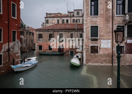 Venezia, Italia. 29 ottobre, 2018. Strade assorbita in Acqua alta eccezionale durante l'Acqua Alta - Alta Marea inondazioni in Venezia, Italia il 29 ottobre 2018. Il 70% della città lagunare è stata inondata dalle acque rising 149 centimetri sopra il livello del mare. Credito: Piero Cruciatti/Alamy Live News Foto Stock