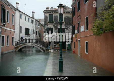 Venezia, Italia. 29 ottobre, 2018. Eccezionale Acqua Alta - Alta Marea inondazioni in Venezia, Italia il 29 ottobre 2018. Il 70% della città lagunare è stata inondata dalle acque rising 149 centimetri sopra il livello del mare. Credito: Piero Cruciatti/Alamy Live News Foto Stock