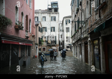 Venezia, Italia. 29 ottobre, 2018. Peoplewith wellies a piedi durante un eccezionale Acqua Alta - Alta Marea inondazioni in Venezia, Italia il 29 ottobre 2018. Il 70% della città lagunare è stata inondata dalle acque rising 149 centimetri sopra il livello del mare. Credito: Piero Cruciatti/Alamy Live News Foto Stock