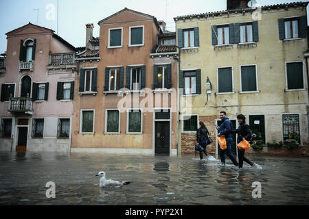 Venezia, Italia. 29 ottobre, 2018. I turisti a piedi durante un eccezionale Acqua Alta - Alta Marea inondazioni in Venezia, Italia il 29 ottobre 2018. Il 70% della città lagunare è stata inondata dalle acque rising 149 centimetri sopra il livello del mare. Credito: Piero Cruciatti/Alamy Live News Foto Stock