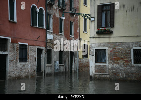 Venezia, Italia. 29 ottobre, 2018. Eccezionale Acqua Alta - Alta Marea inondazioni in Venezia, Italia il 29 ottobre 2018. Il 70% della città lagunare è stata inondata dalle acque rising 149 centimetri sopra il livello del mare. Credito: Piero Cruciatti/Alamy Live News Foto Stock