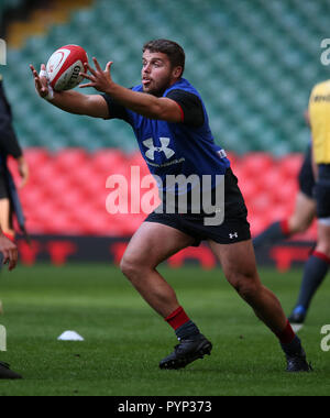 Cardiff, Regno Unito. 29 ott 2018. Nicky Smith del Galles in azione.galles di rugby di formazione presso il Principato Stadium di Cardiff , Galles del Sud da lunedì 29 ottobre 2018. Il team si sta preparando per il loro primo autunno International Series match contro la scozia a questo fine settimana. pic da Andrew Orchard/Alamy Live News Foto Stock