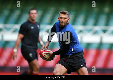 Cardiff, Regno Unito. 29 ott 2018. Dan Biggar del Galles in azione.galles di rugby di formazione presso il Principato Stadium di Cardiff , Galles del Sud da lunedì 29 ottobre 2018. Il team si sta preparando per il loro primo autunno International Series match contro la scozia a questo fine settimana. pic da Andrew Orchard/Alamy Live News Foto Stock