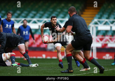 Cardiff, Regno Unito. 29 ott 2018. Tomos Williams del Galles in azione.galles di rugby di formazione presso il Principato Stadium di Cardiff , Galles del Sud da lunedì 29 ottobre 2018. Il team si sta preparando per il loro primo autunno International Series match contro la scozia a questo fine settimana. pic da Andrew Orchard/Alamy Live News Foto Stock