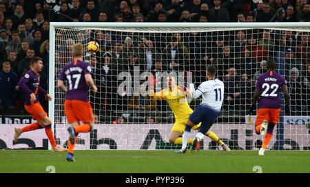 Londra, Inghilterra - Ottobre 29, 2018 Tottenham Hotspur di Erik Lamela durante la Premier League tra Tottenham Hotspur e il Manchester City a Wembley stadium , Londra, Inghilterra il 29 Ott 2018. Azione di Credito Foto Sport FA Premier League e Football League immagini sono soggette a licenza DataCo. Solo uso editoriale. Nessuna stampa di vendite. Nessun uso personale di vendita. Nessun uso non retribuito Foto Stock