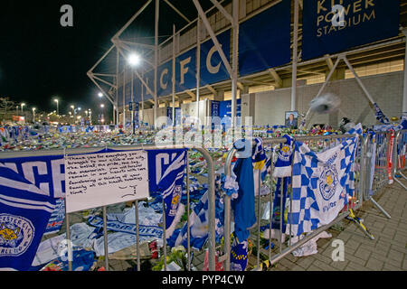 Leicester, Regno Unito. 29 ott 2018. Fiori e omaggi accesa al King Power Leicester City Football terra dopo che il proprietario Vichai Srivaddhanaprabha è stato ucciso nel suo elicottero di sabato. Credito: robin palmer/Alamy Live News Foto Stock