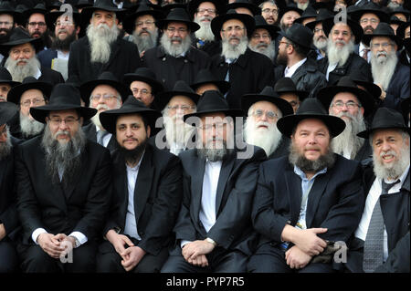 NEW YORK, NY - novembre 20: migliaia di rabbini posano per una foto di gruppo nella parte anteriore del mondo Chabad-Lubavitch HQ in Brooklyn NY a Novembre 19, 2017 a New York City. Persone: Rabbini Foto Stock