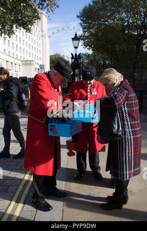 Londra, Regno Unito. 29 ott 2018. Chelsea pensionati la raccolta di donazioni da parte di seling giorno del ricordo poppies in Whitehall per il centenario della fine della Prima Guerra Mondiale Credito: amer ghazzal/Alamy Live News Foto Stock