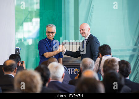 Kuala Lumpur, Malesia. 30 ott 2018. Il presidente di AFC Shaikh Salman bin Ebrahim Al Khalifa (L) e presidente della FIFA Gianni Infantino comportano per le foto alla cerimonia di inaugurazione dell'AFC nuova sede presso la casa di AFC a Kuala Lumpur, Malesia, Ottobre 30, 2018. Credito: Zhu Wei/Xinhua/Alamy Live News Foto Stock