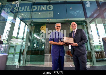 Kuala Lumpur, Malesia. 30 ott 2018. Il presidente di AFC Shaikh Salman bin Ebrahim Al Khalifa (L) e presidente della FIFA Gianni Infantino comportano per le foto alla cerimonia di inaugurazione dell'AFC nuova sede presso la casa di AFC a Kuala Lumpur, Malesia, Ottobre 30, 2018. Credito: Chong Voon Chung/Xinhua/Alamy Live News Foto Stock