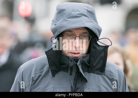 Londra, Regno Unito. 30 ott 2018. Mattina pendolari sfidare il freddo ottobre meteo a Londra come temperature diminuiscono Credito: amer ghazzal/Alamy Live News Foto Stock
