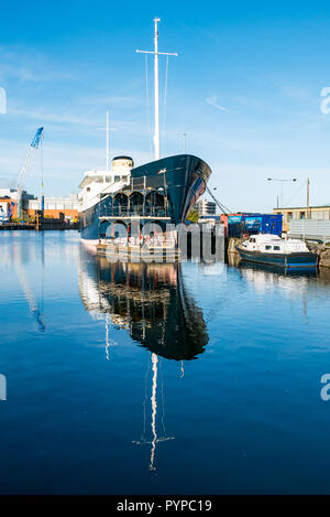 Leith Docks, Edimburgo, Scozia, Regno Unito. 30 Ott 2018. Regno Unito Meteo: Il sole su Leith questa mattina crea riflessi colorati nelle acque del fiume Leith. LA nave MV Fingal continua il suo riassemblaggio e la riverniciatura nel molo da un ex faro a un lussuoso hotel galleggiante, che sarà aperto nel gennaio 2019 Foto Stock